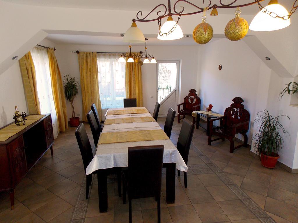 Casa Olteanu Pension โมเอเชอ เด จอส ภายนอก รูปภาพ