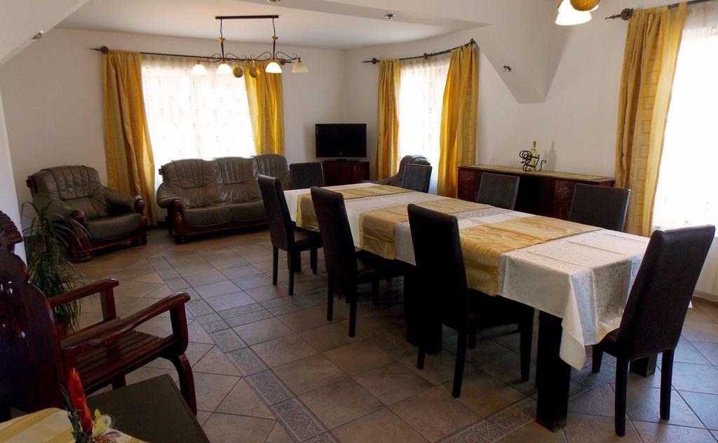 Casa Olteanu Pension โมเอเชอ เด จอส ภายนอก รูปภาพ