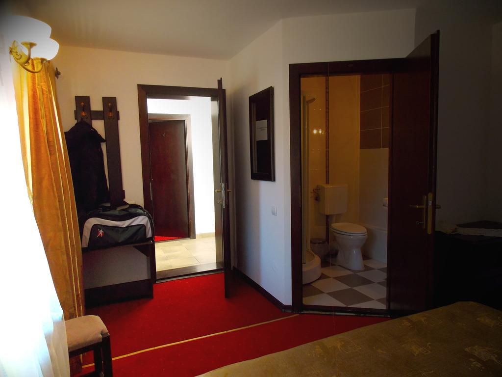Casa Olteanu Pension โมเอเชอ เด จอส ภายนอก รูปภาพ
